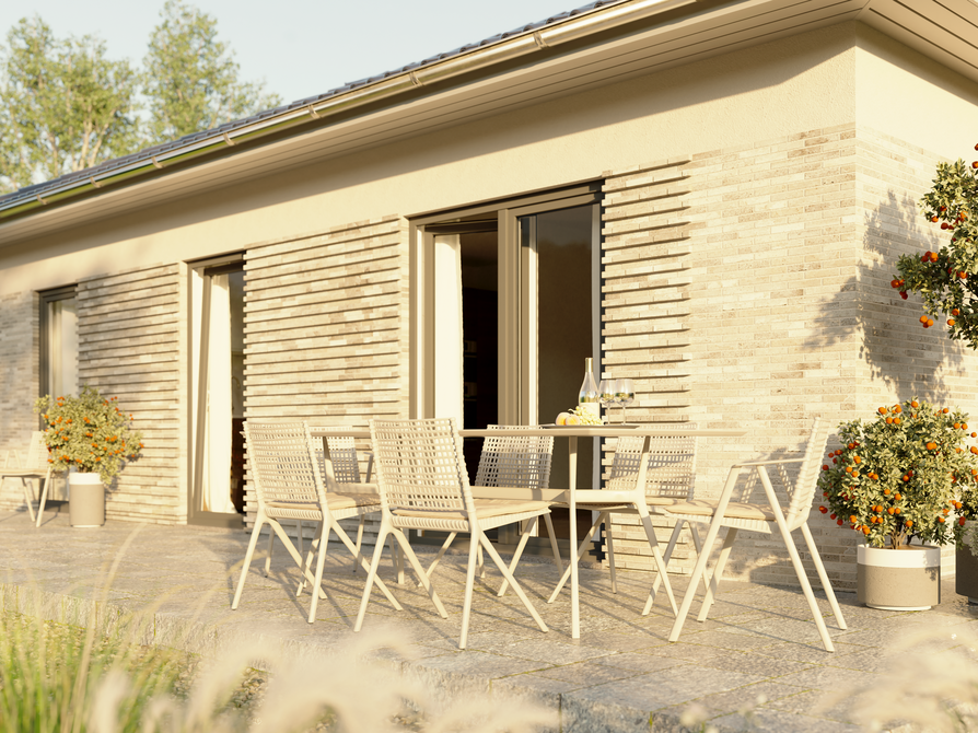 Terrassendetail des Bungalow 78 mit moderner Putz- und Strukturfassade Detailansicht der Terrasse am Bungalow 78 mit harmonischem Materialmix aus heller Putzfläche und strukturierter Fassadenoptik, aufgenommen bei Tageslicht.