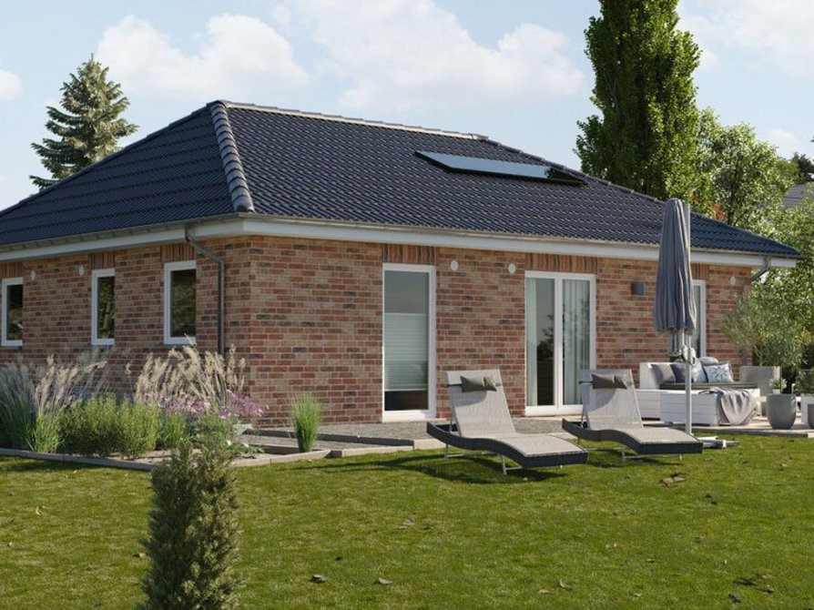 Der Bungalow 92 in der Variante Klinker Nr. 2 und Dach in Anthrazit mit Blick auf den Garten und Terrasse